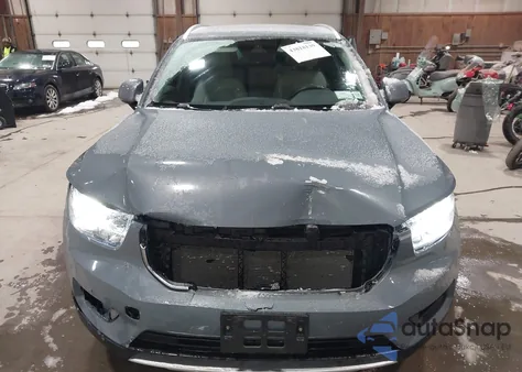 2020 Volvo Xc40 T5 Momentum z USA, uszkodzony, nr VIN YV4162UK0L2248717